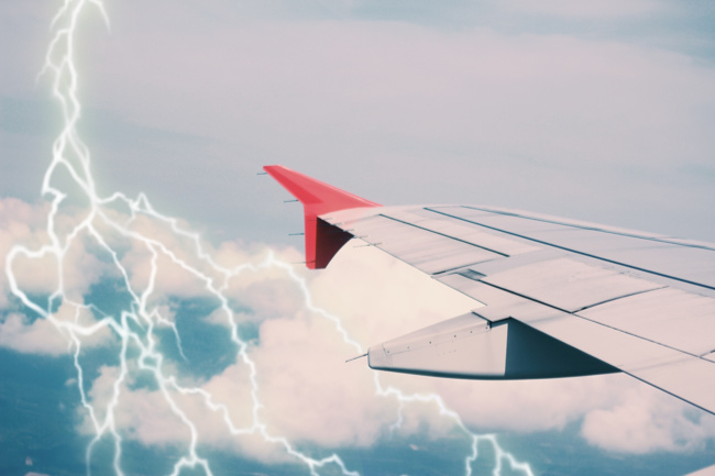 Avião sob tempestade de raios